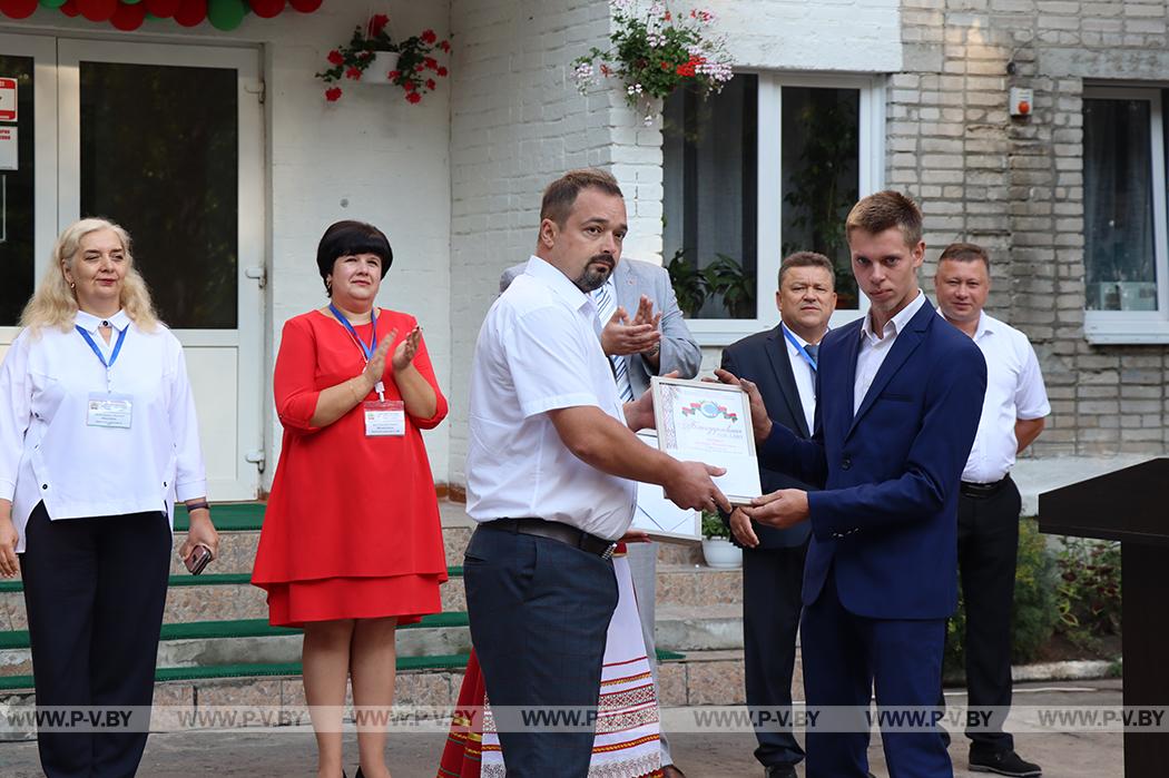 Торжественная линейка, посвященная Дню знаний, прошла в Пинском государственном аграрном колледже