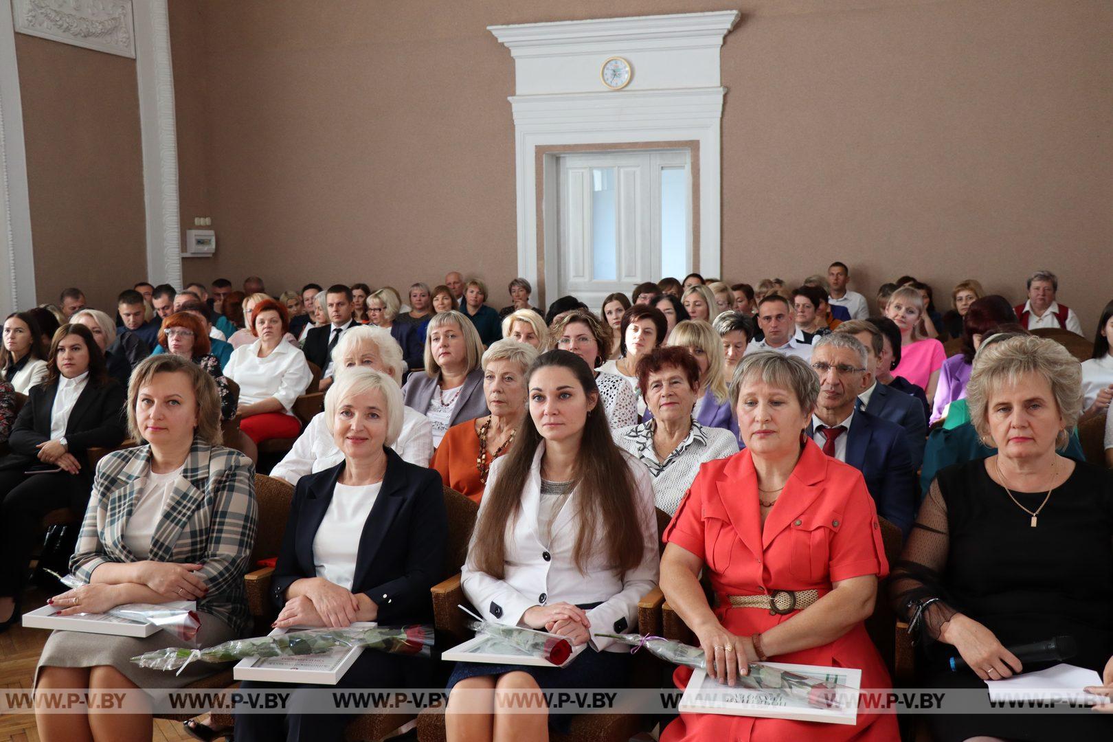 В Пинском райисполкоме состоялось торжественное мероприятие, посвященное Дню учителя