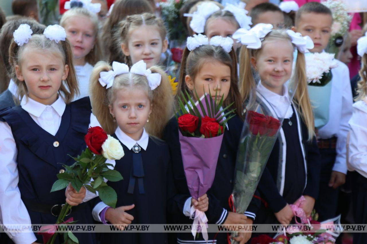 Посмотрели, как в городских школах и гимназиях отмечают День знаний