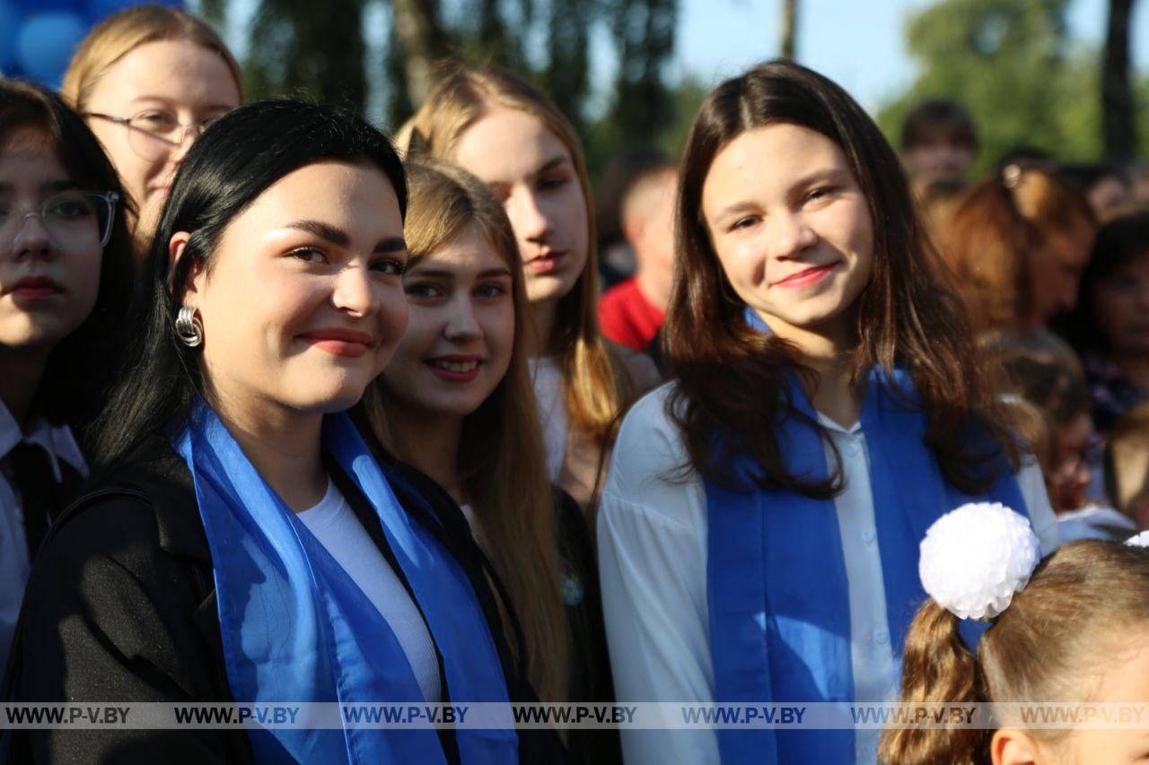 Посмотрели, как в городских школах и гимназиях отмечают День знаний