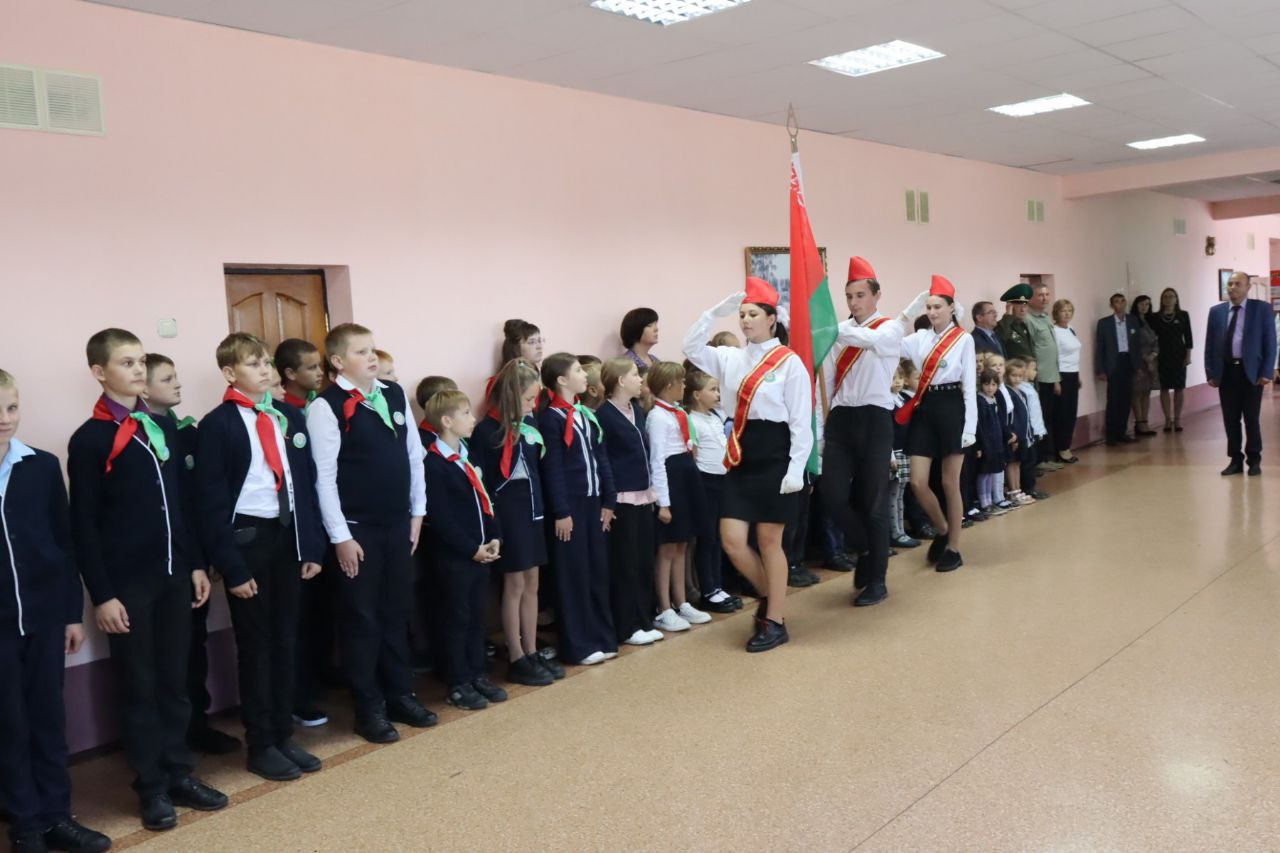 Торжественную линейку, посвященную Дню народного единства, провели в Чуховской средней школе
