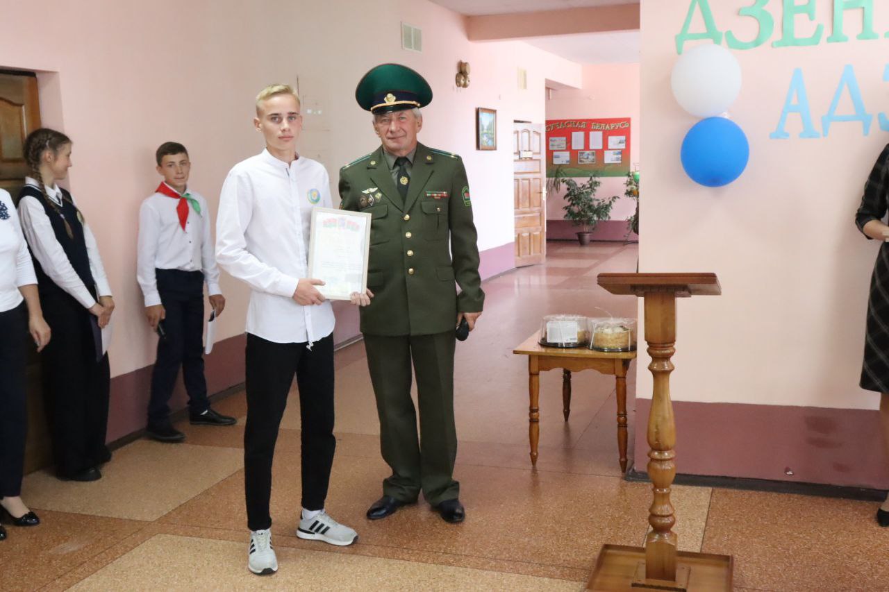 Торжественную линейку, посвященную Дню народного единства, провели в Чуховской средней школе