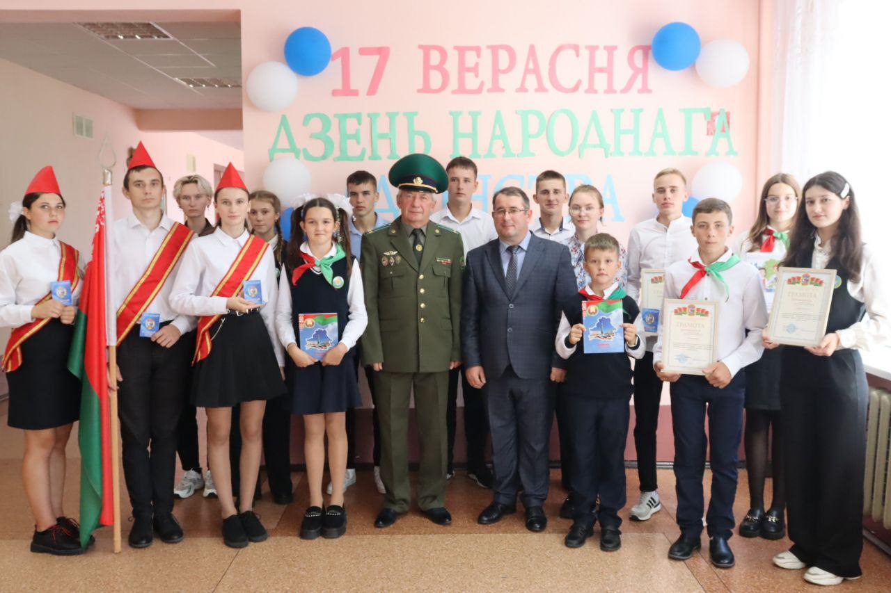 Торжественную линейку, посвященную Дню народного единства, провели в Чуховской средней школе