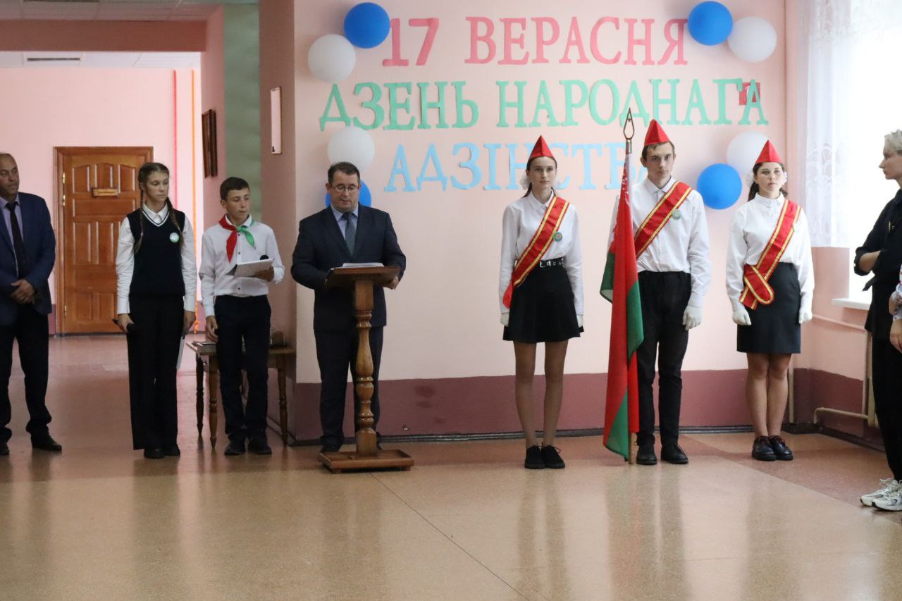 Торжественную линейку, посвященную Дню народного единства, провели в Чуховской средней школе