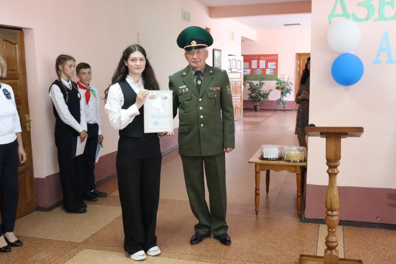 Торжественную линейку, посвященную Дню народного единства, провели в Чуховской средней школе