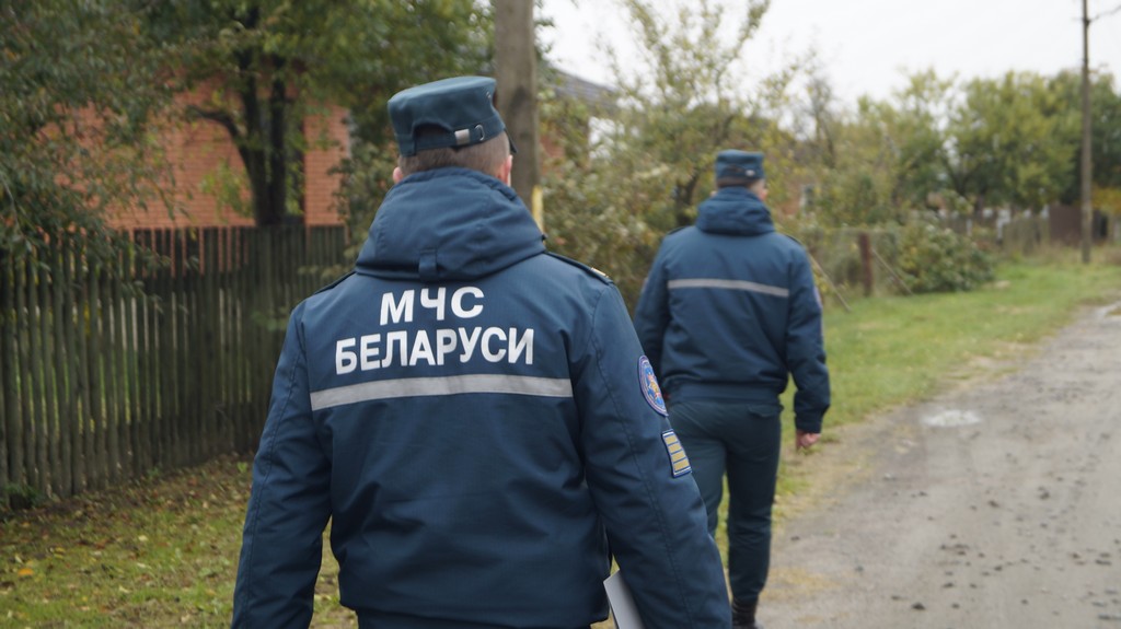 Курсанты МЧС обучили правилам безопасности жителей Пинского района