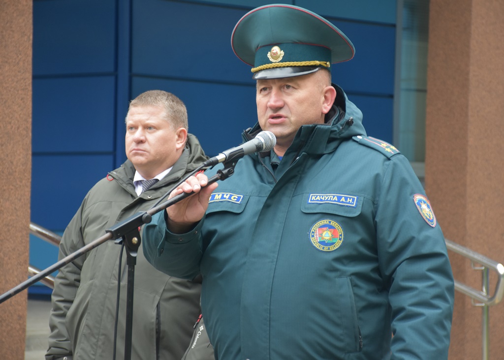 Курсанты МЧС обучили правилам безопасности жителей Пинского района
