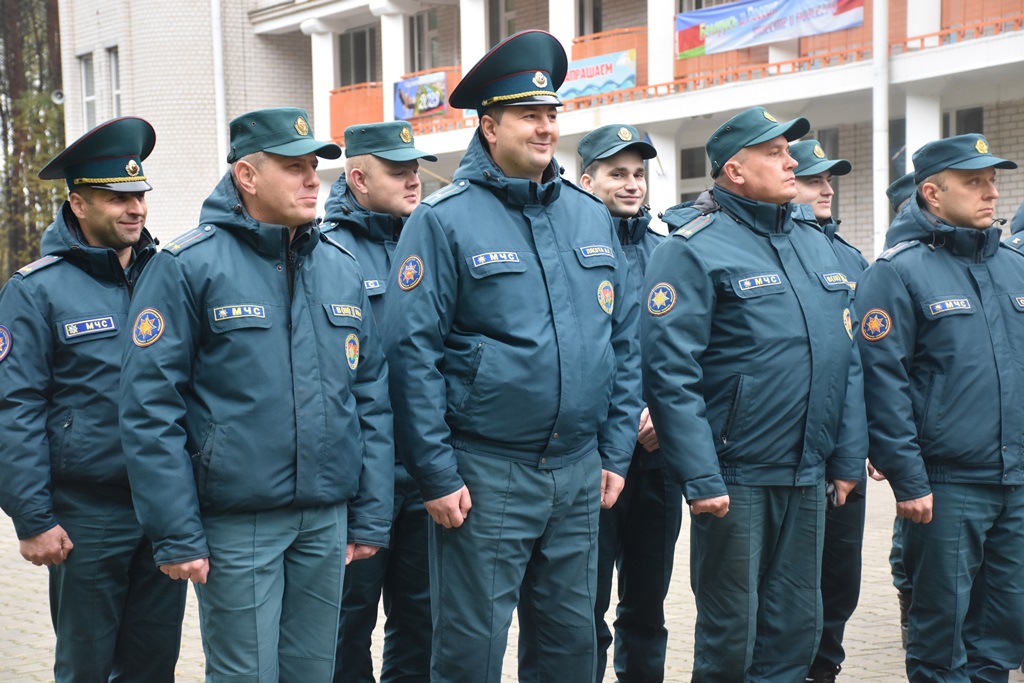 Курсанты МЧС обучили правилам безопасности жителей Пинского района