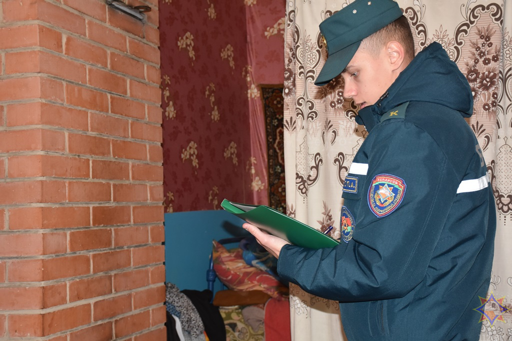 Курсанты МЧС обучили правилам безопасности жителей Пинского района