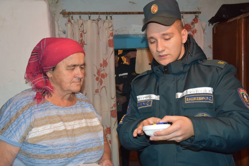 Курсанты МЧС обучили правилам безопасности жителей Пинского района