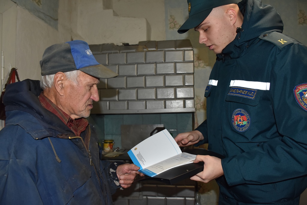 Курсанты МЧС обучили правилам безопасности жителей Пинского района