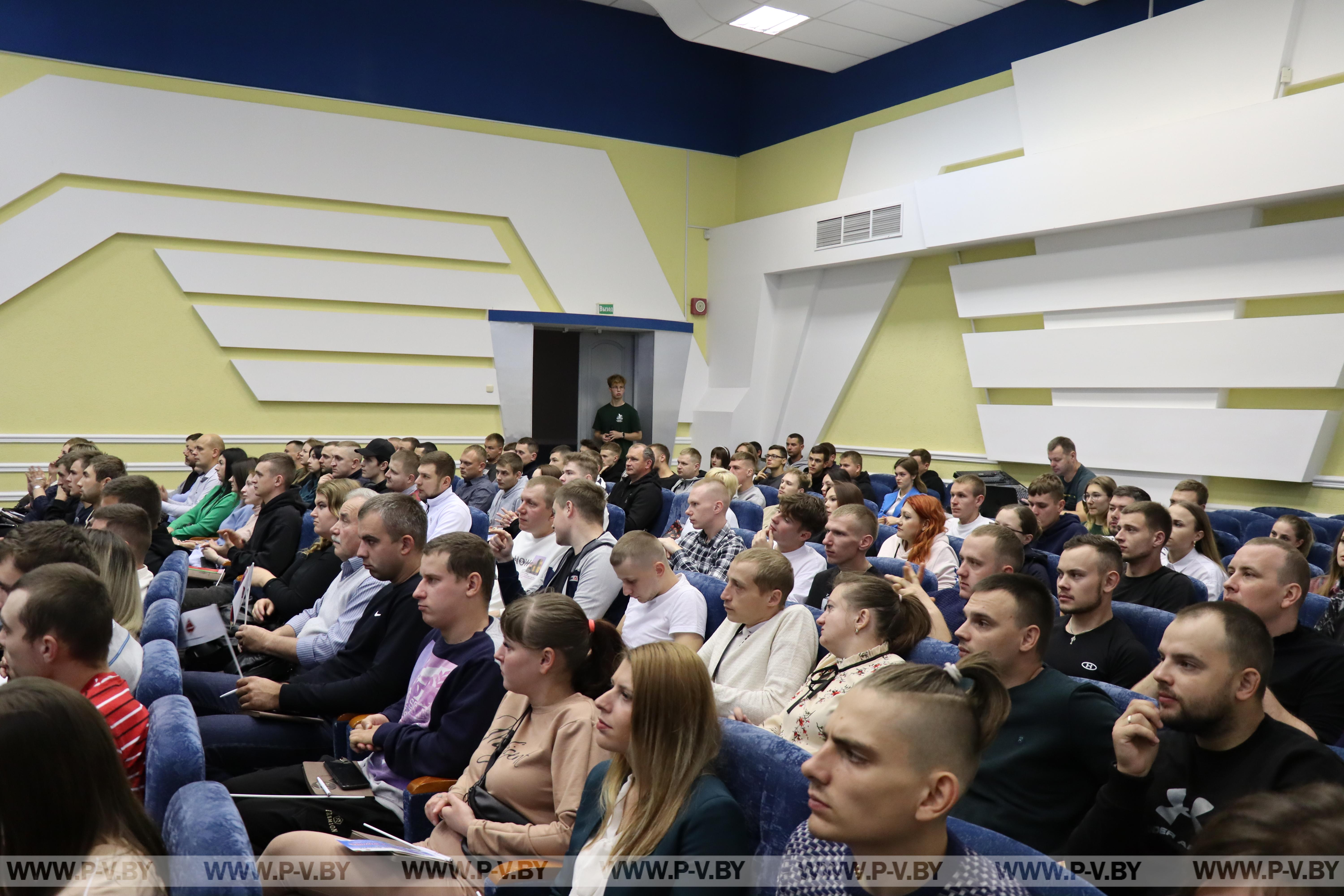 Участники молодежного форума работников организаций Управления делами Президента Республики Беларусь встретились в Пинске