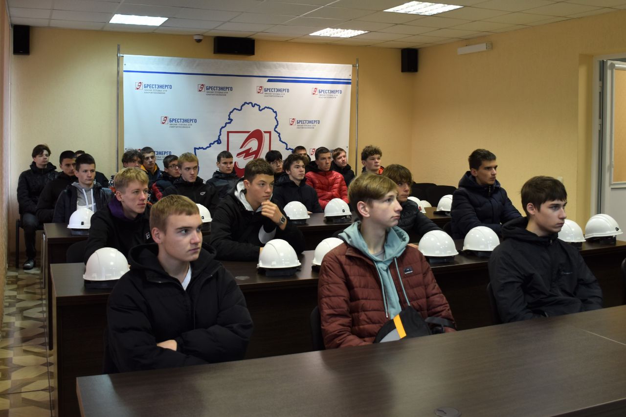 Учащиеся индустриально-педагогического колледжа побывали в Пинских теплосетях