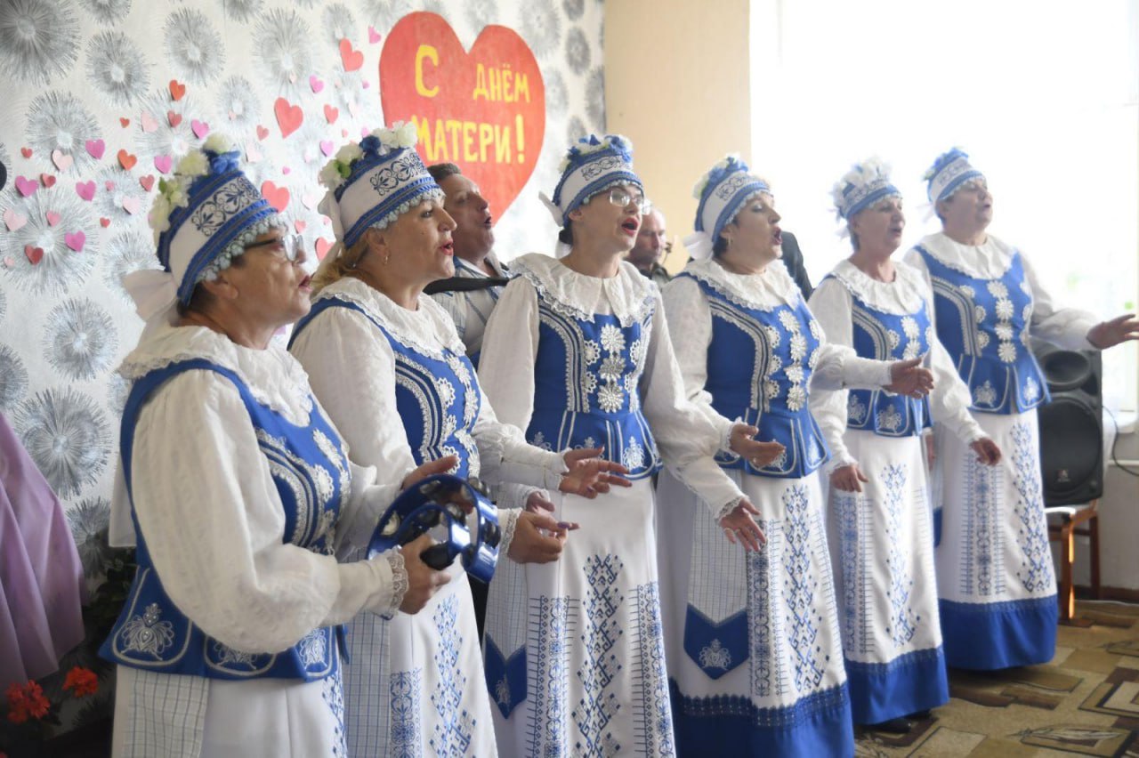 Автоклуб «Вестник» поздравил жителей деревень Клетная и Озаричи с Днём матери
