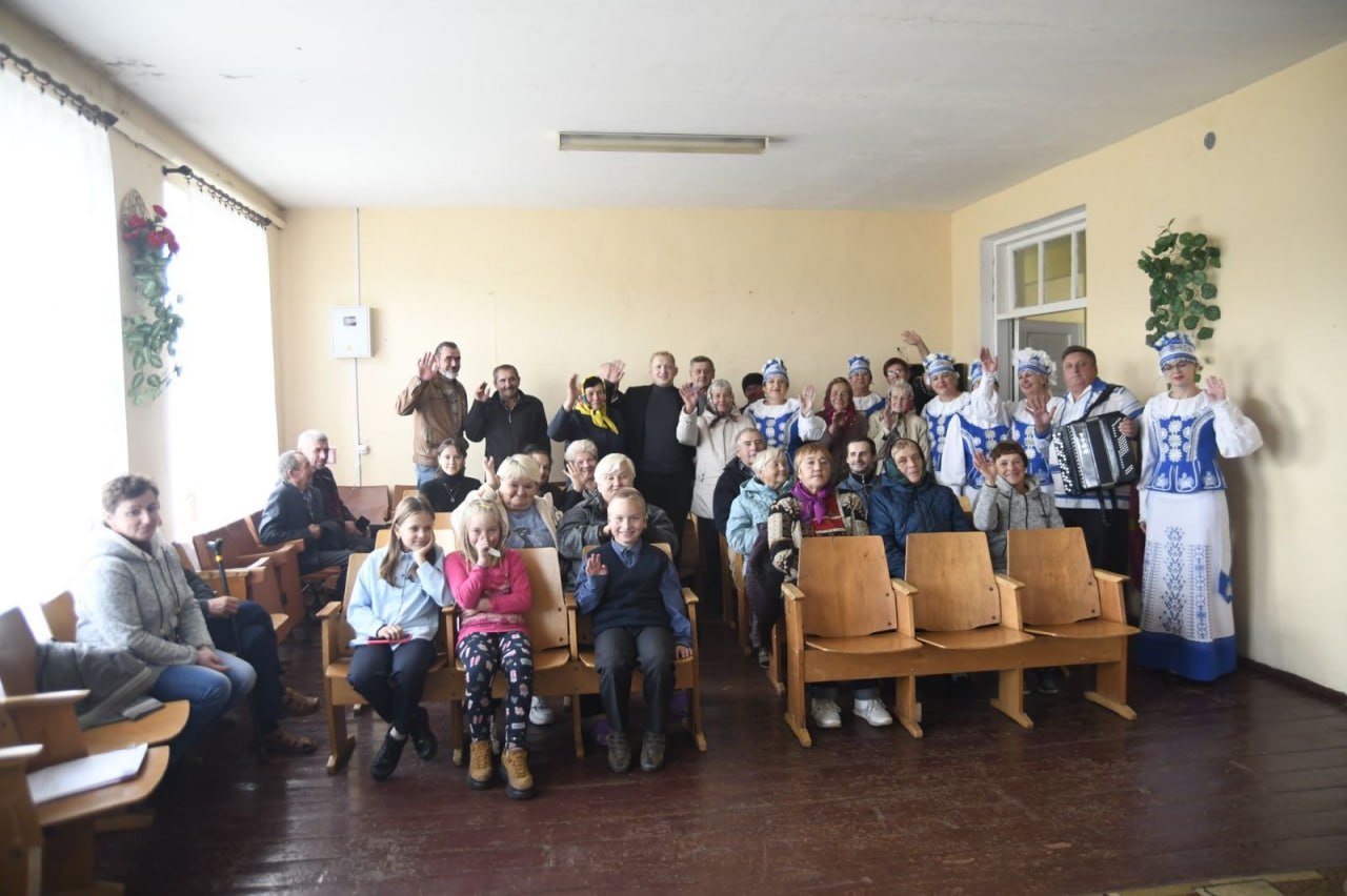 Автоклуб «Вестник» поздравил жителей деревень Клетная и Озаричи с Днём матери