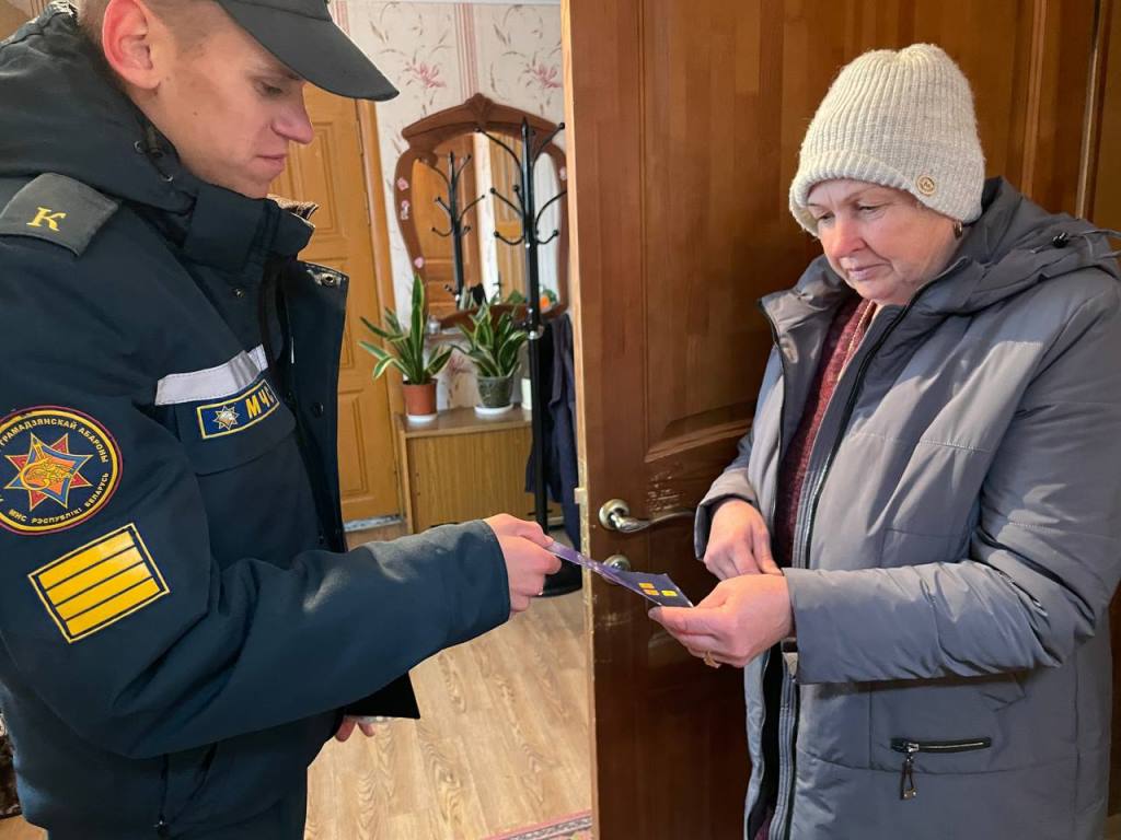 Курсанты МЧС обучили правилам безопасности жителей Пинского района