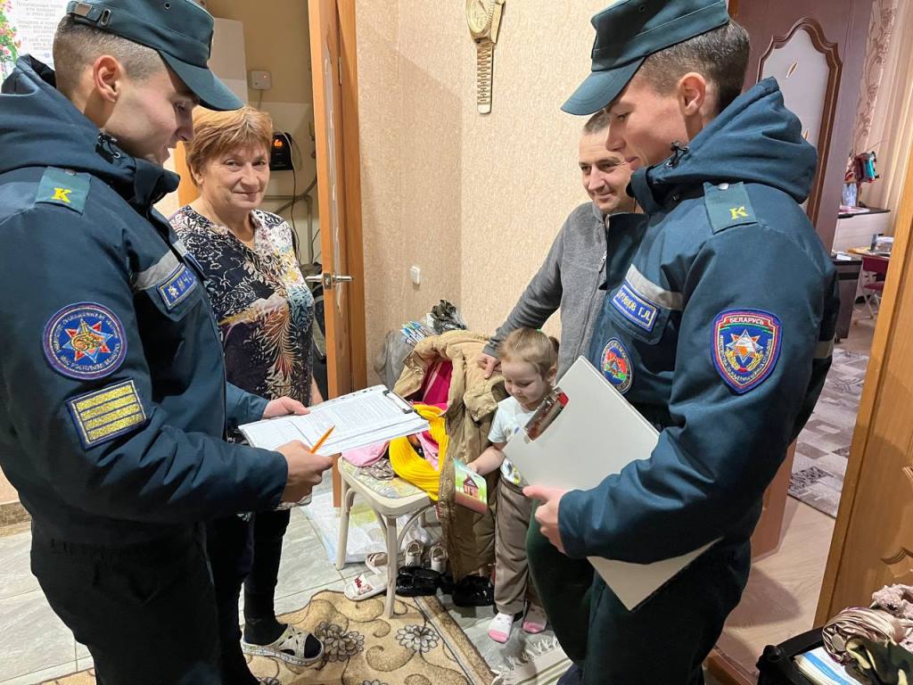 Курсанты МЧС обучили правилам безопасности жителей Пинского района