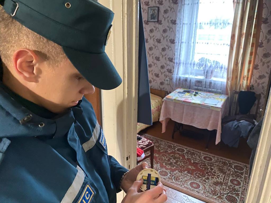 Курсанты МЧС обучили правилам безопасности жителей Пинского района