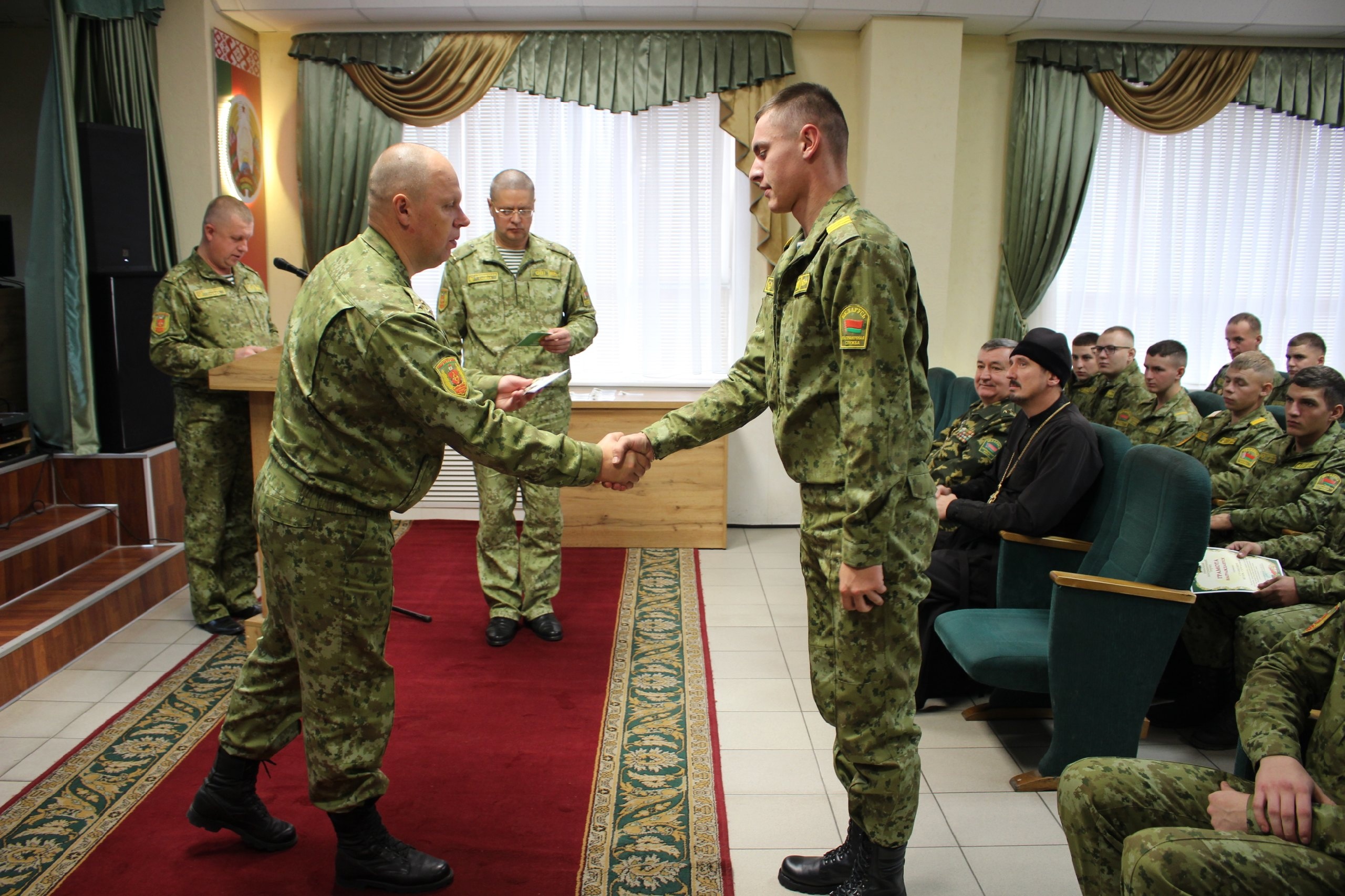 Командир Пинского погранотряда поблагодарил солдат за службу