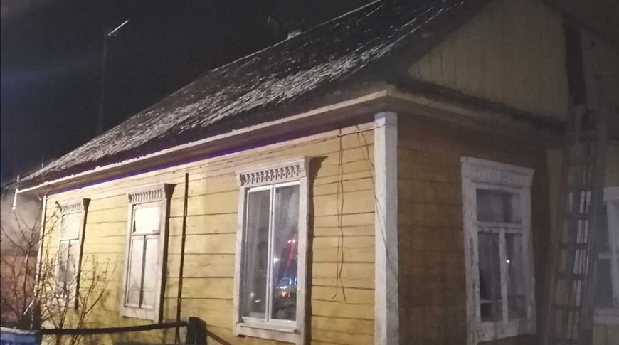 Пенсионерка получила ожоги при тушении пожара в жилом доме в Пинске
