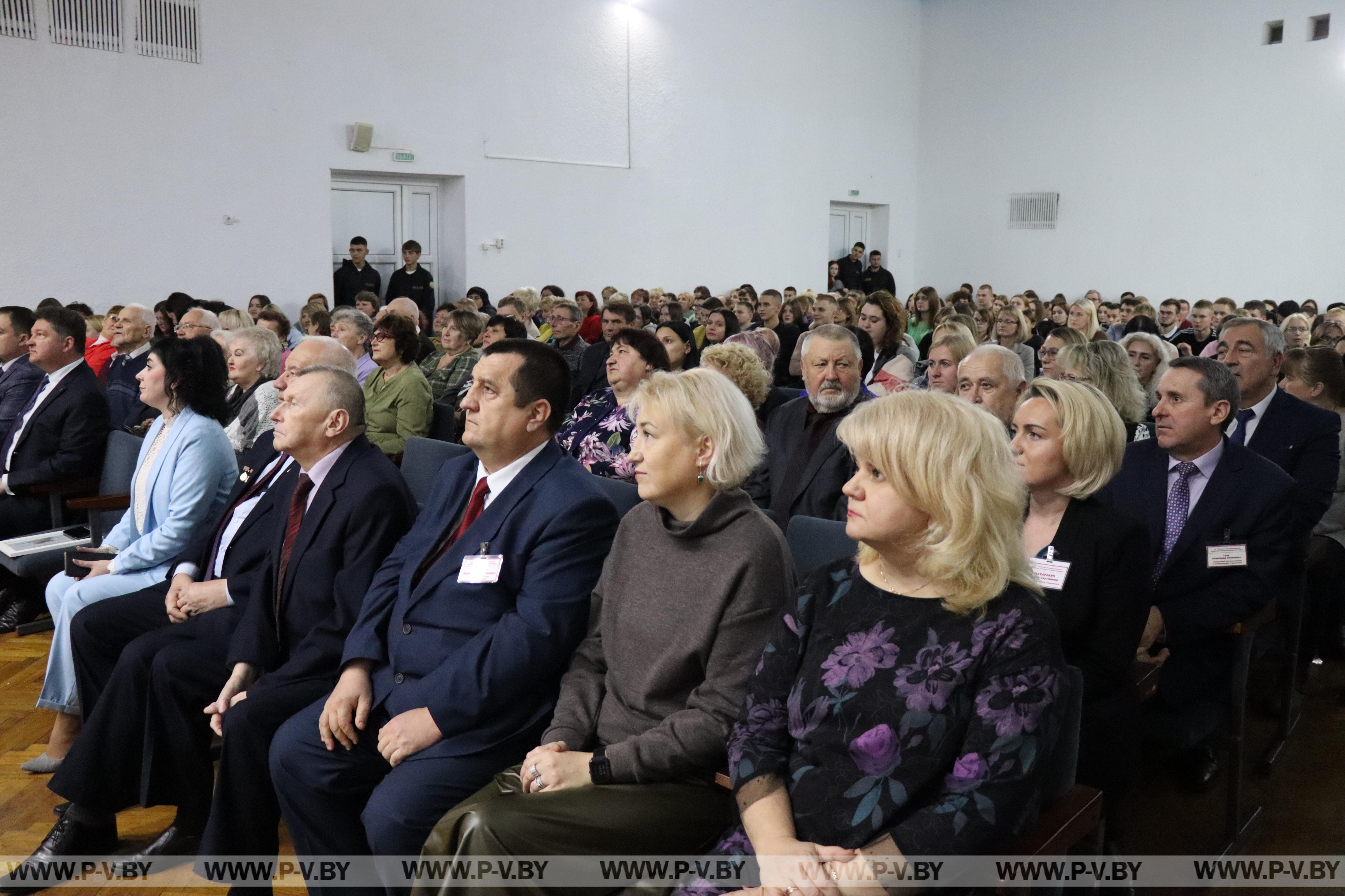 Побывали в Пинском аграрном технологическом колледже, где прошёл праздничный «Музыкальный листопад»