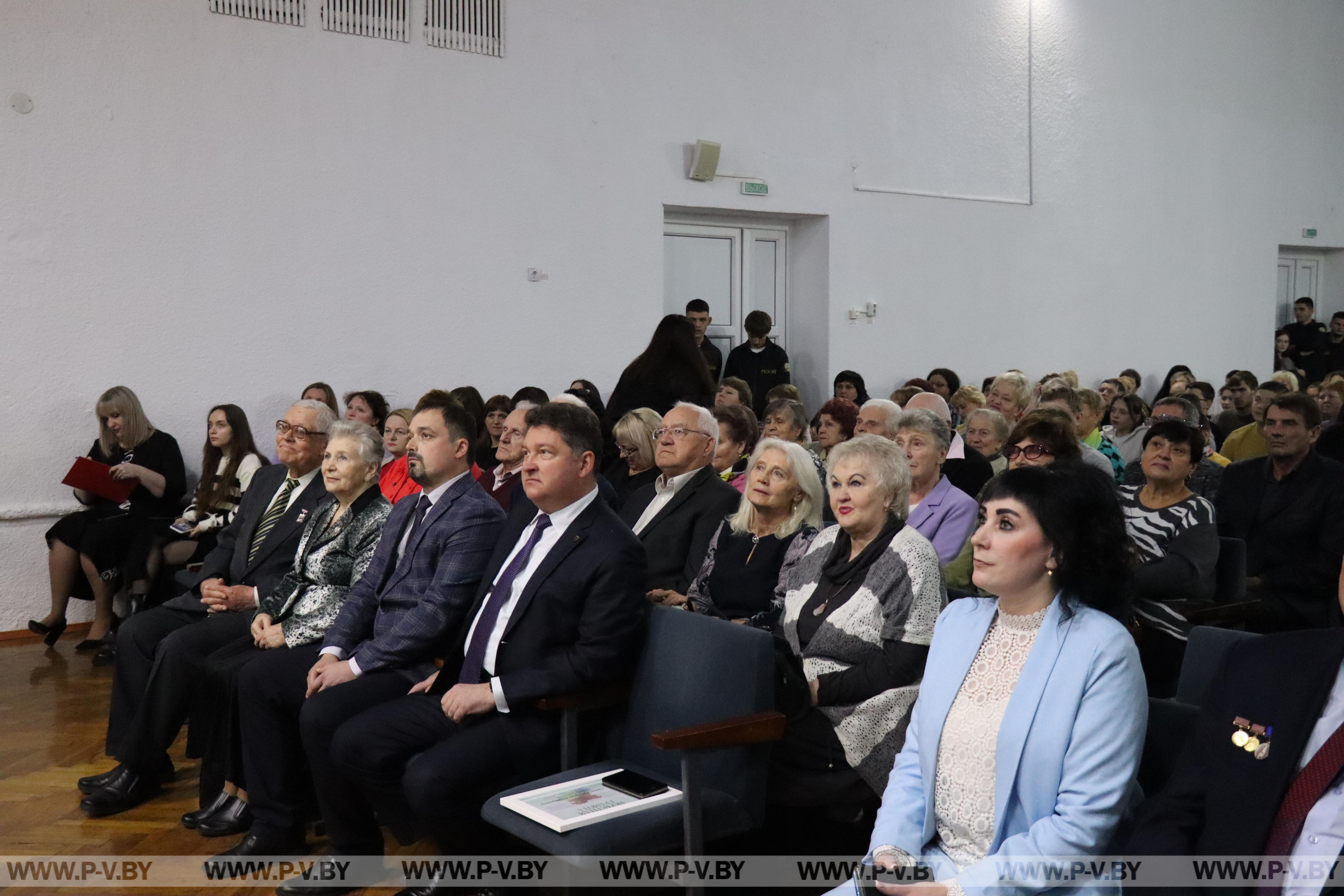 Побывали в Пинском аграрном технологическом колледже, где прошёл праздничный «Музыкальный листопад»