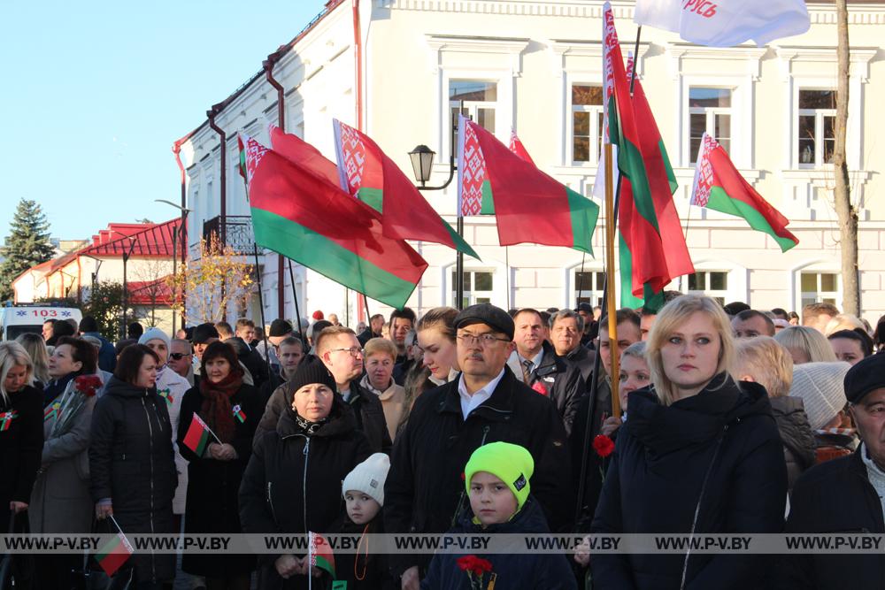 Митингами, шествием, автопробегом пинчуки встретили День Октябрьской революции