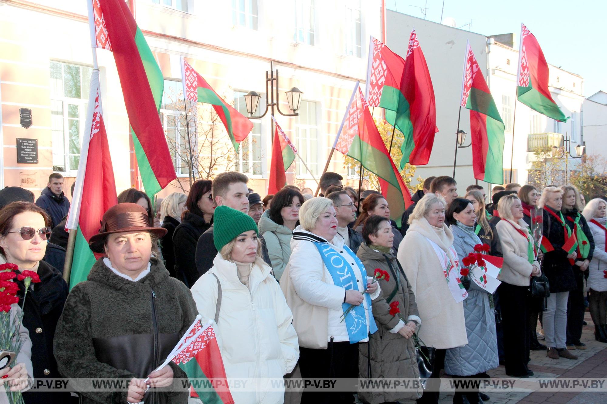 Митингами, шествием, автопробегом пинчуки встретили День Октябрьской революции