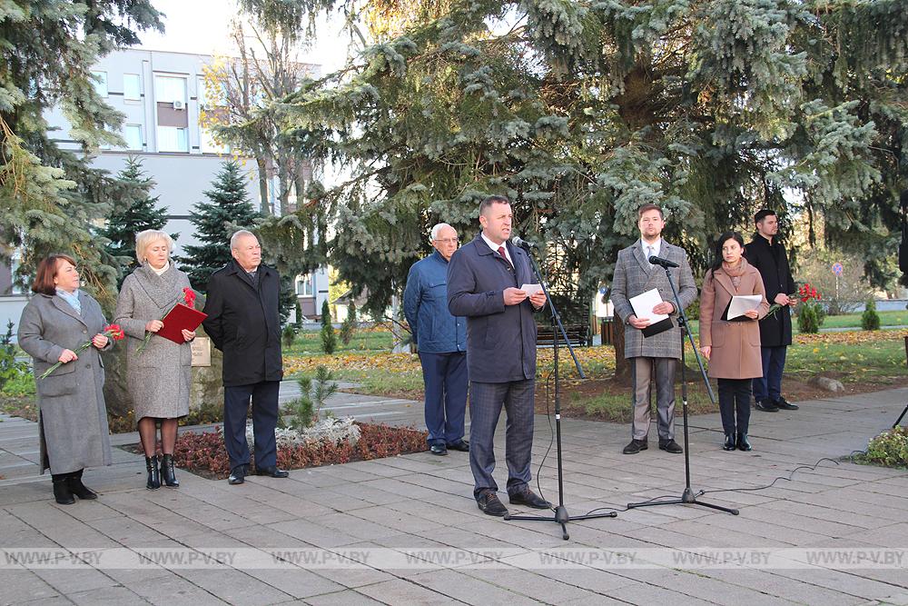 Митингами, шествием, автопробегом пинчуки встретили День Октябрьской революции