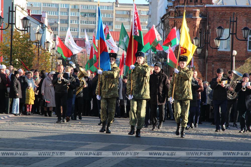 Митингами, шествием, автопробегом пинчуки встретили День Октябрьской революции