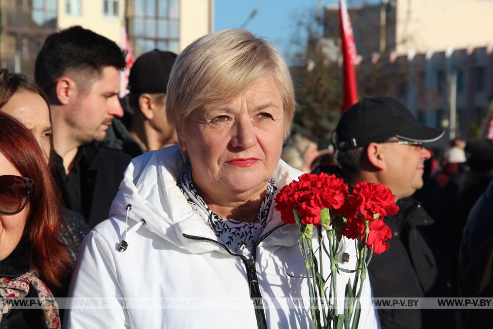 Митингами, шествием, автопробегом пинчуки встретили День Октябрьской революции