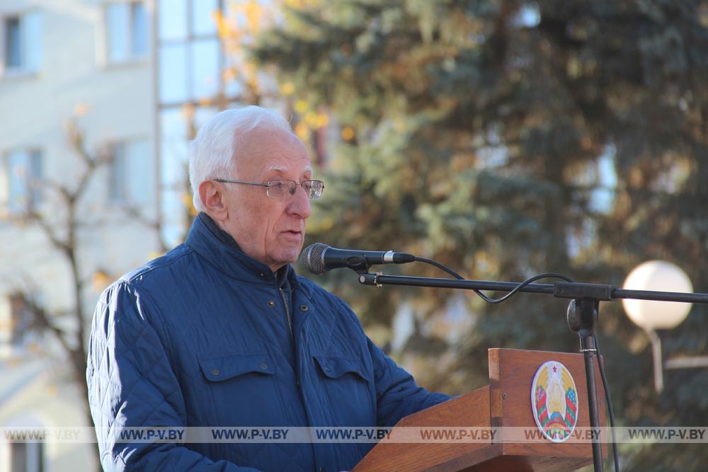 Митингами, шествием, автопробегом пинчуки встретили День Октябрьской революции