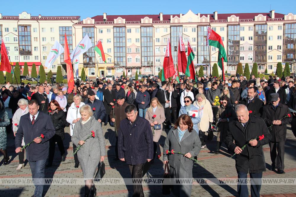 Митингами, шествием, автопробегом пинчуки встретили День Октябрьской революции