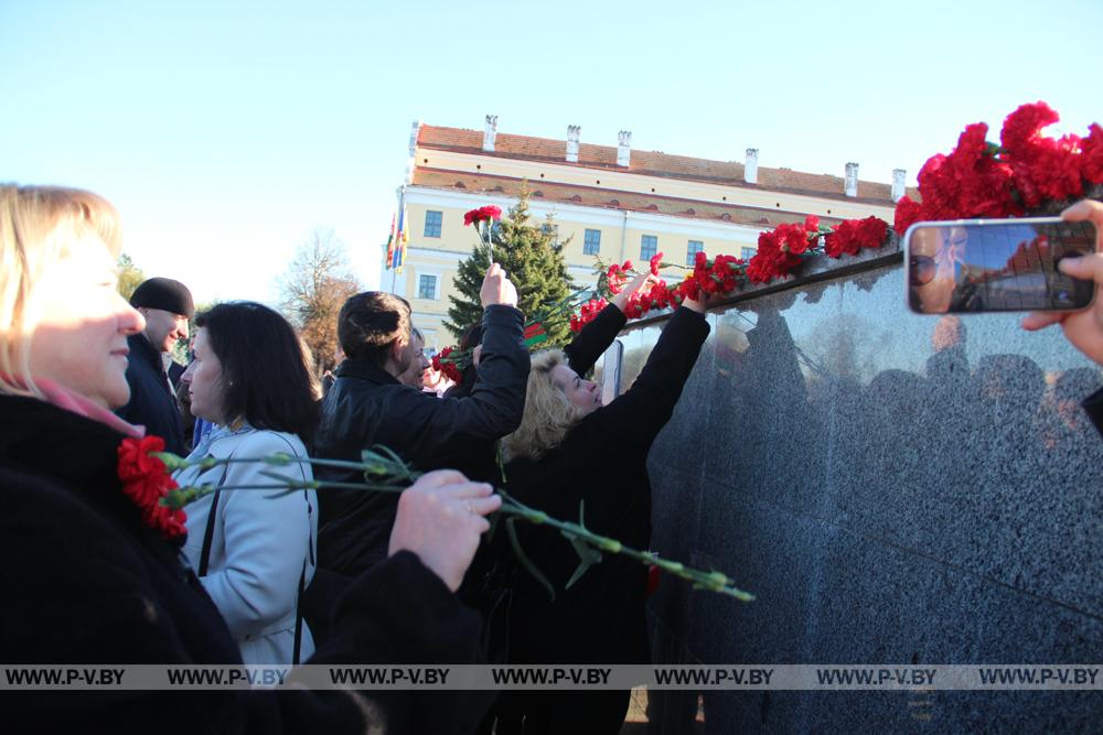 Митингами, шествием, автопробегом пинчуки встретили День Октябрьской революции