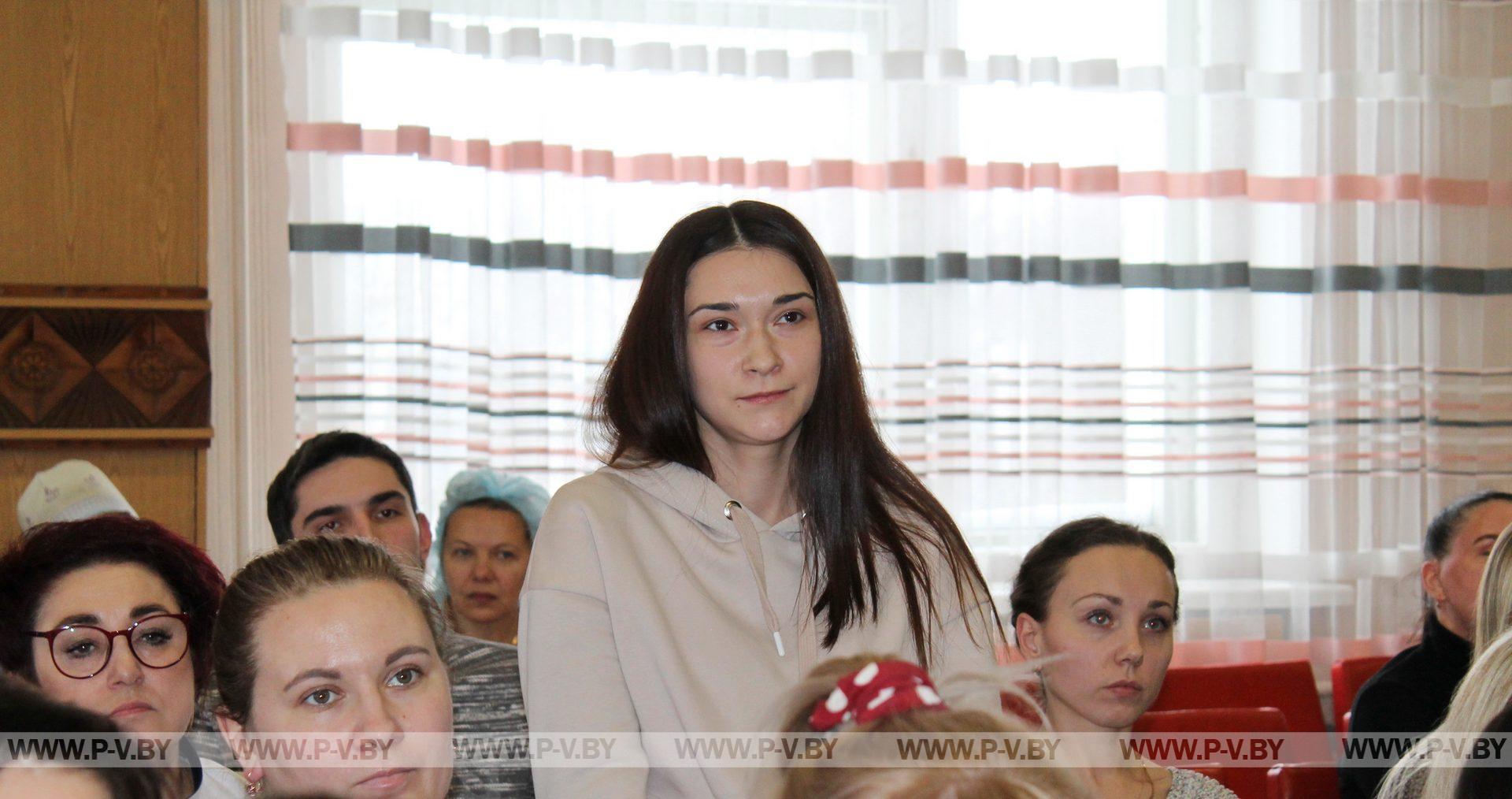 Положено ли арендное жилье, льготы молодым семьям. Какие еще вопросы обсудили на диалоговой площадке в детской больнице