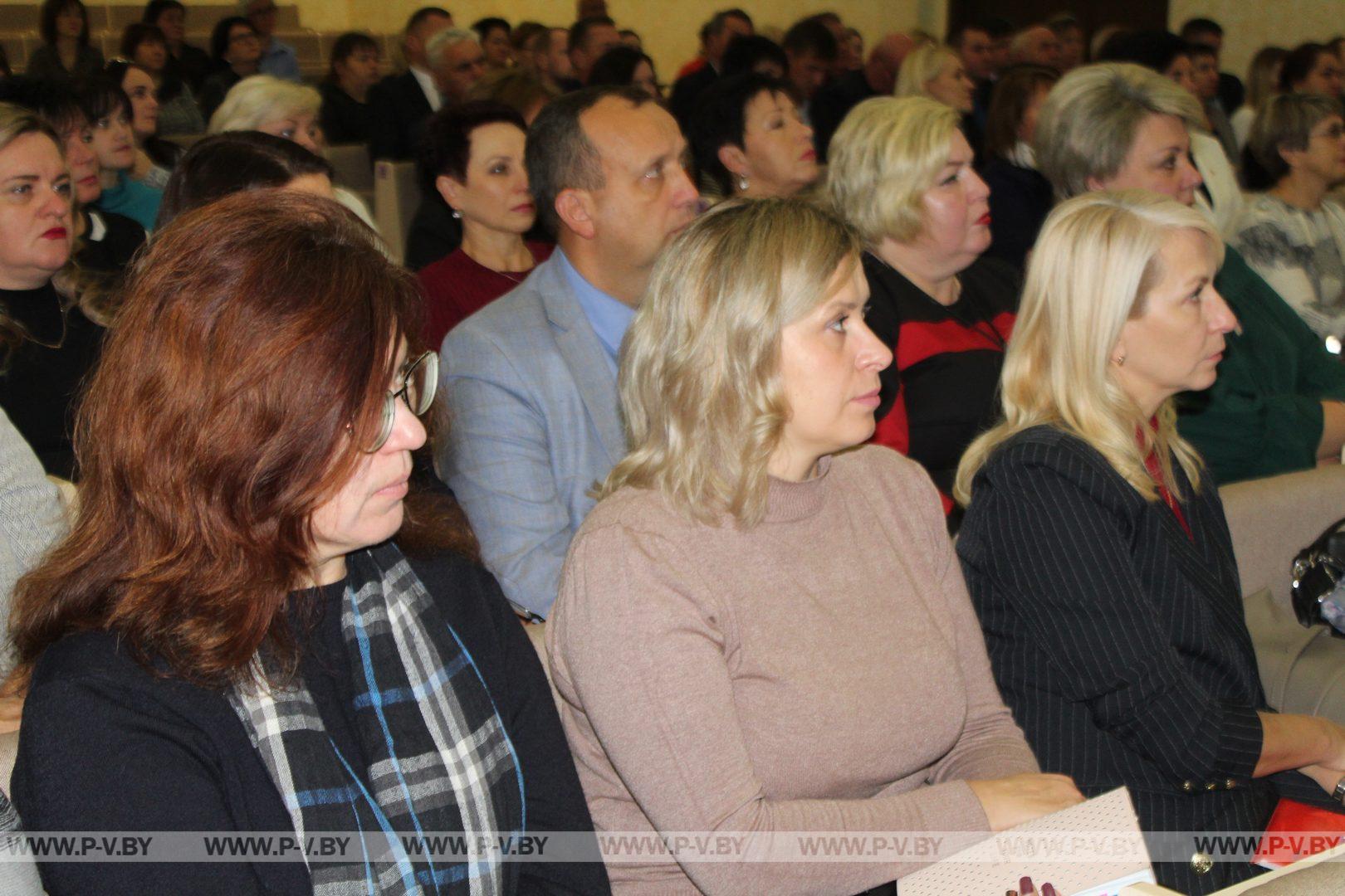 Во время рабочей поездки в наш город председатель Белорусского профсоюза работников образования и науки Татьяна Якубович встретилась с пинскими педагогами. О чём говорили?