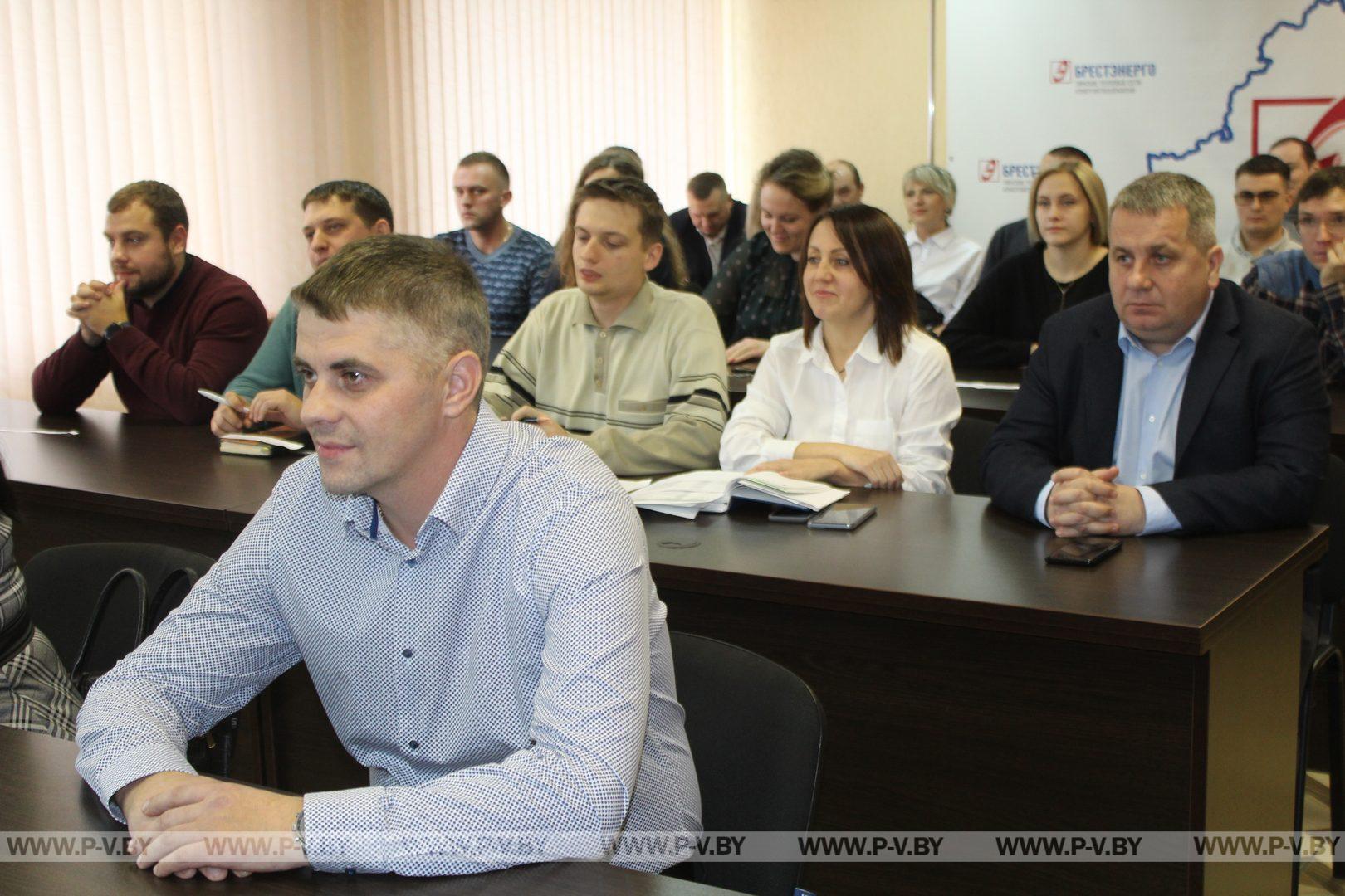 Побывали на диалоговой площадке в Пинских тепловых сетях, где с работающей молодежью встретились представители городской власти