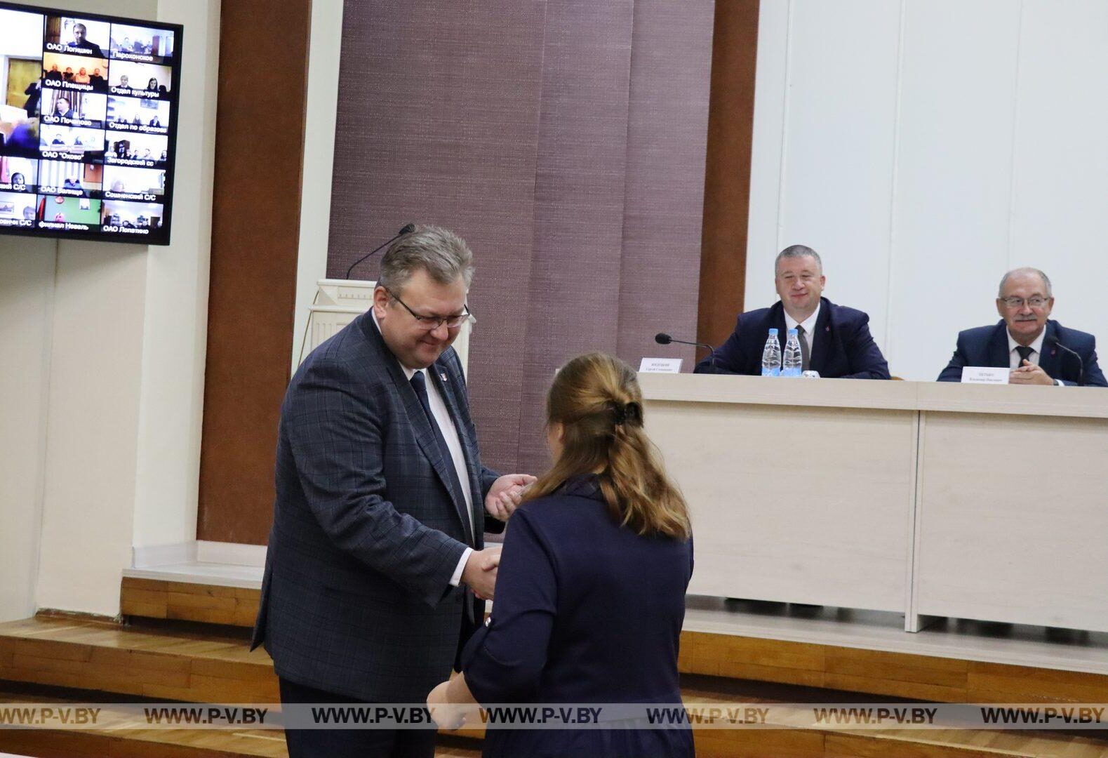На заседании райисполкома чествовали его работников и вручили членские билеты политической партии «Белая Русь»