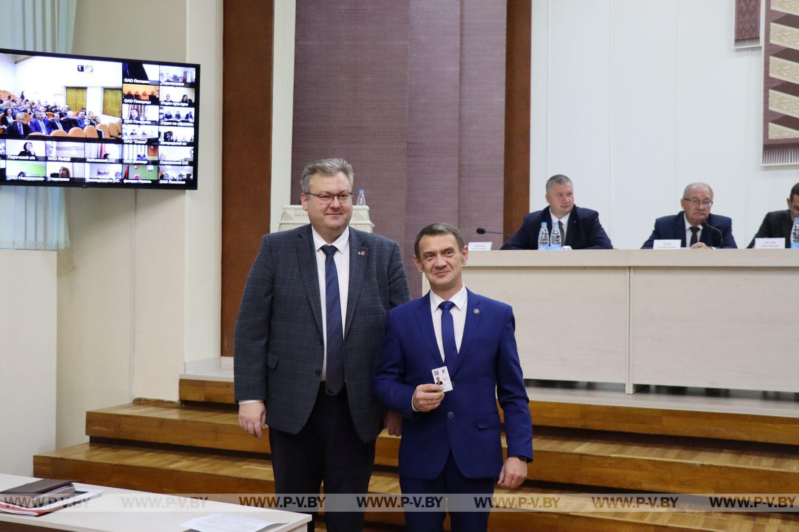 На заседании райисполкома чествовали его работников и вручили членские билеты политической партии «Белая Русь»
