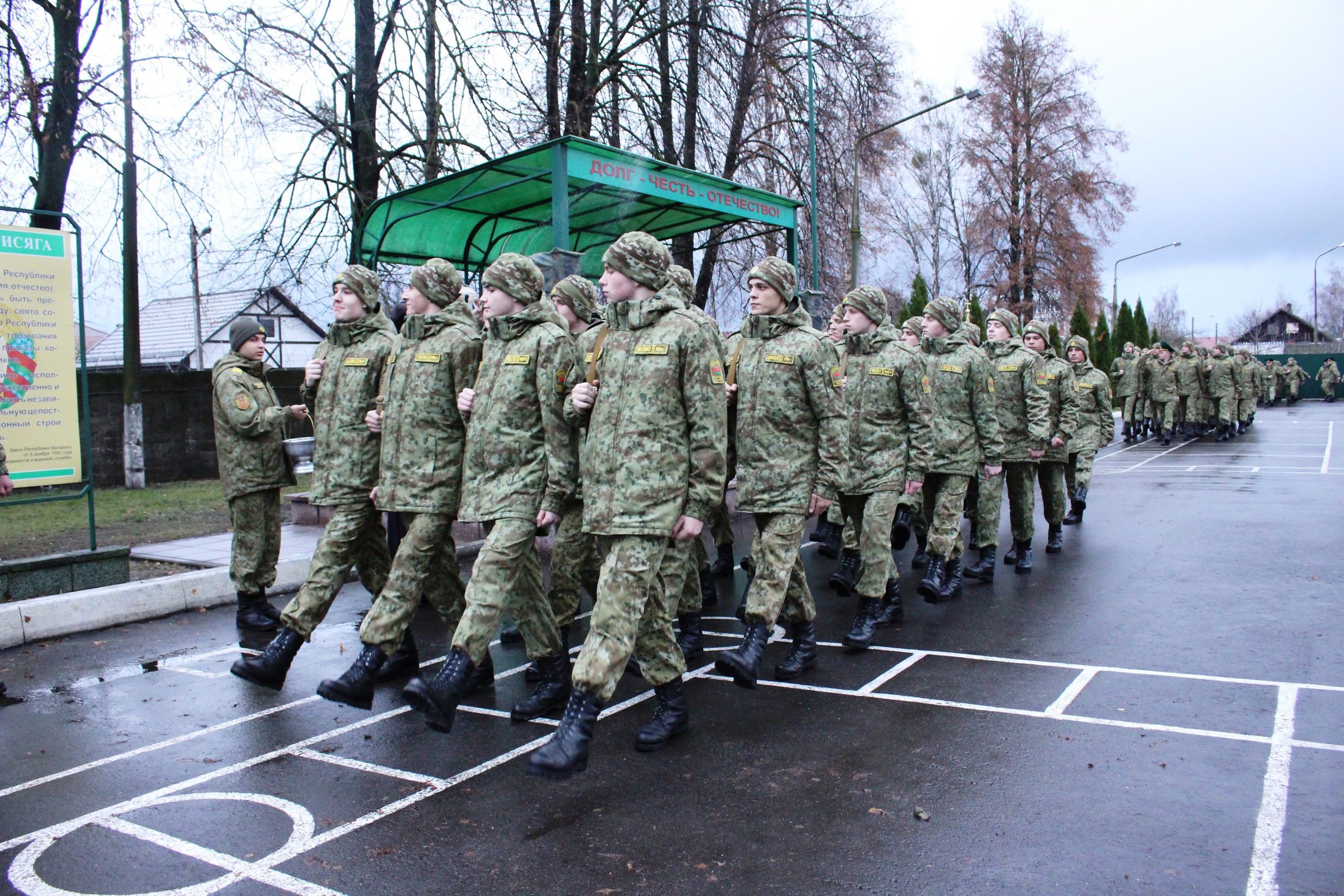 Более 200 новобранцев получили боевое оружие в Пинском погранотряде