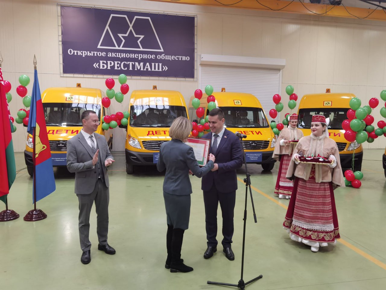 В городском и районном центрах коррекционно-развивающего обучения и реабилитации появились новые автобусы