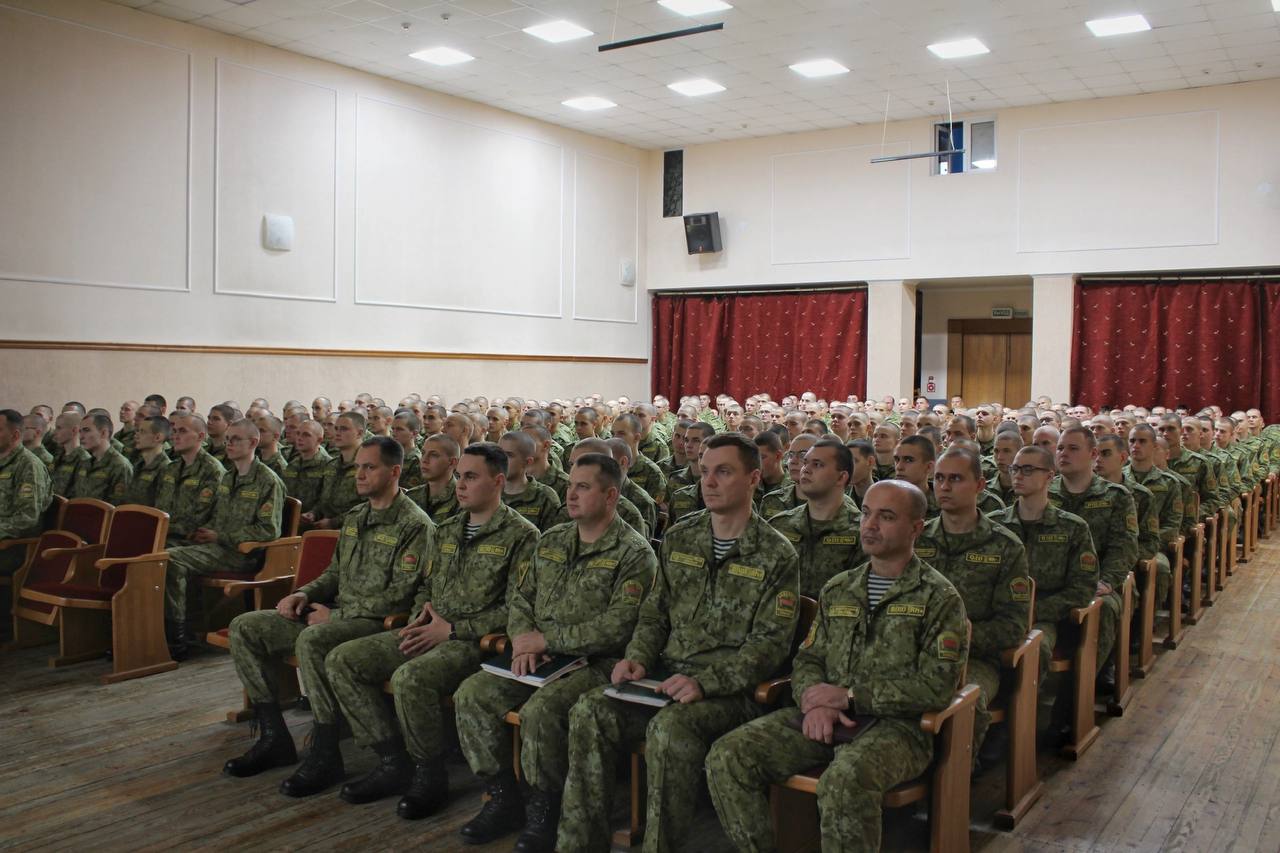 Командование Пинского пограничного отряда встретилось с личным составом внештатного учебного пункта