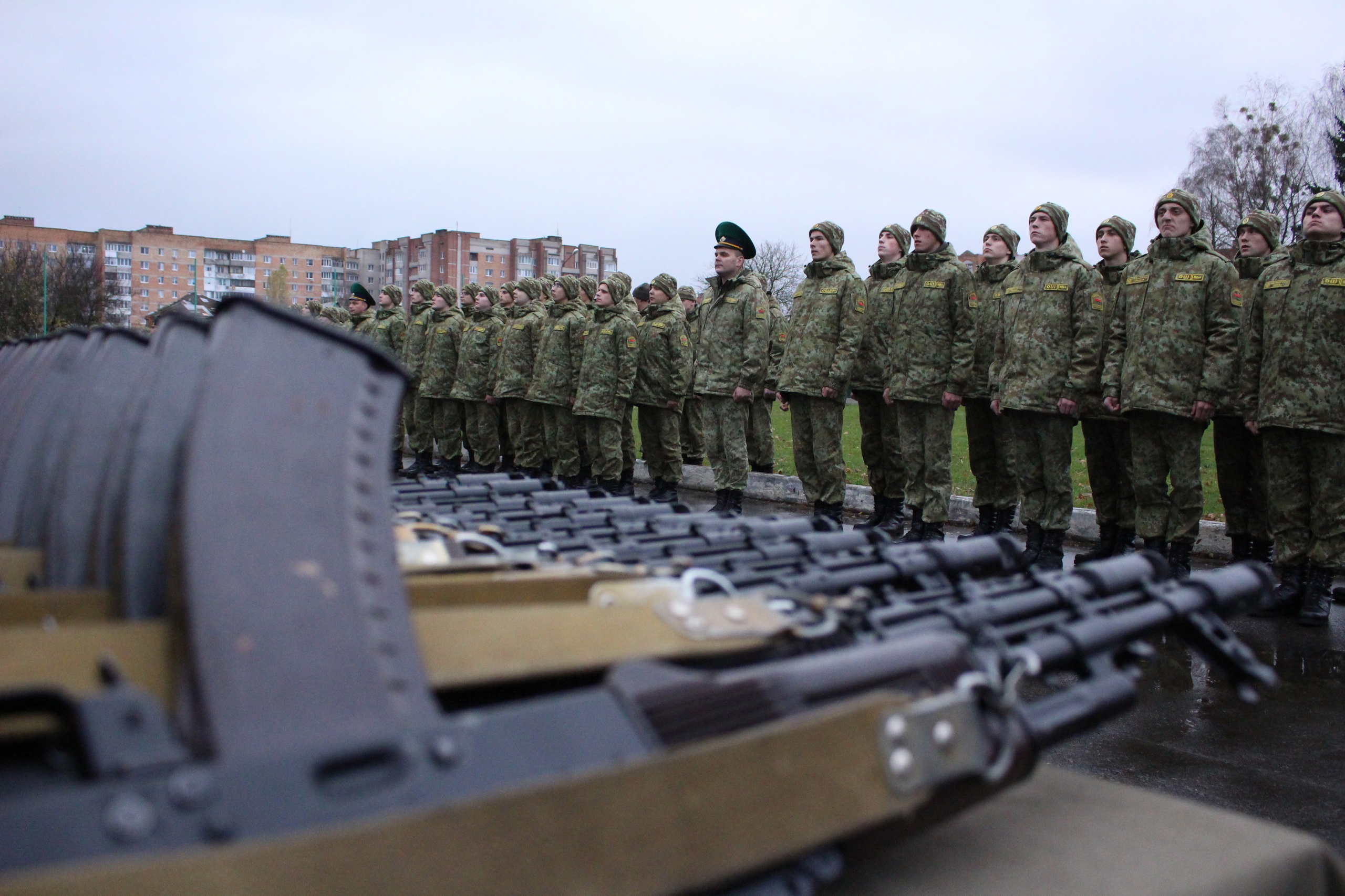 Более 200 новобранцев получили боевое оружие в Пинском погранотряде