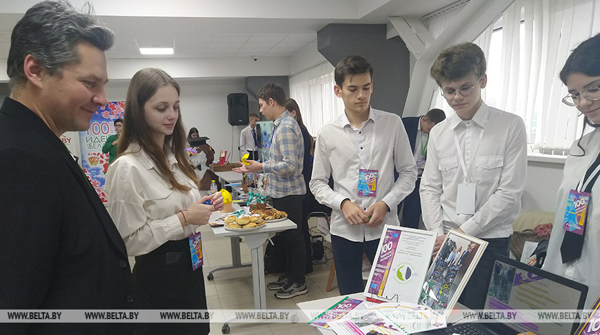 Учащиеся Молотковичской СШ Пинского района представили проект "Огород в коробке" на областном этапе конкурса "100 идей для Беларуси" в Бресте