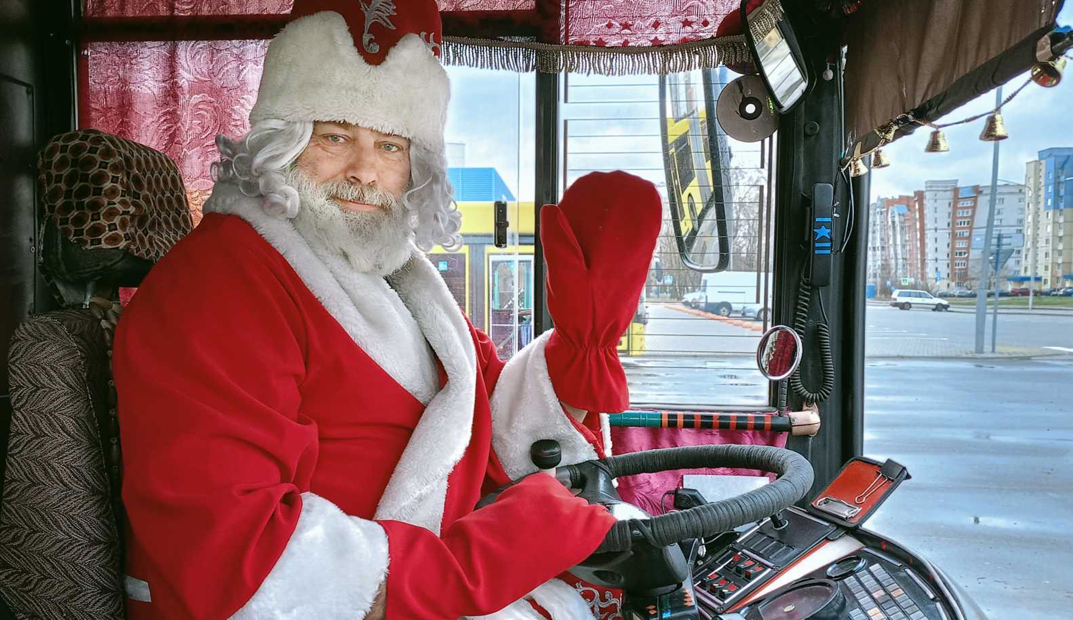 Деды Морозы сели за руль пинских автобусов