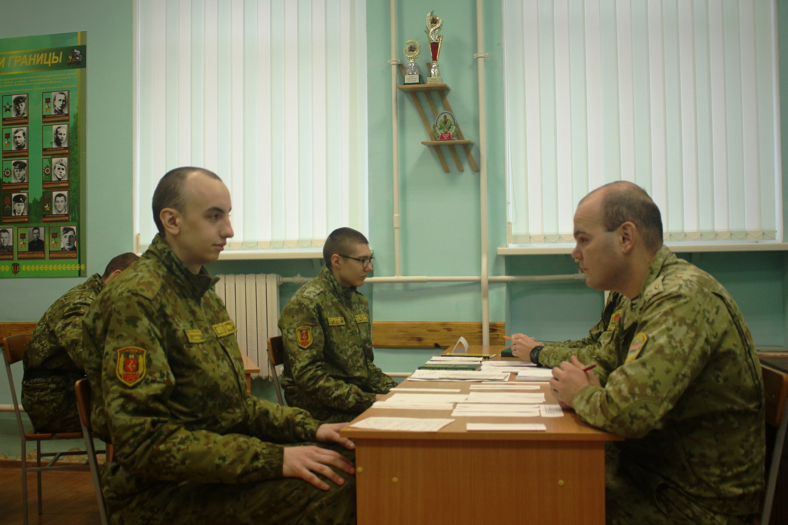 Новобранцы Пинского пограничного отряда сдали первые военные экзамены