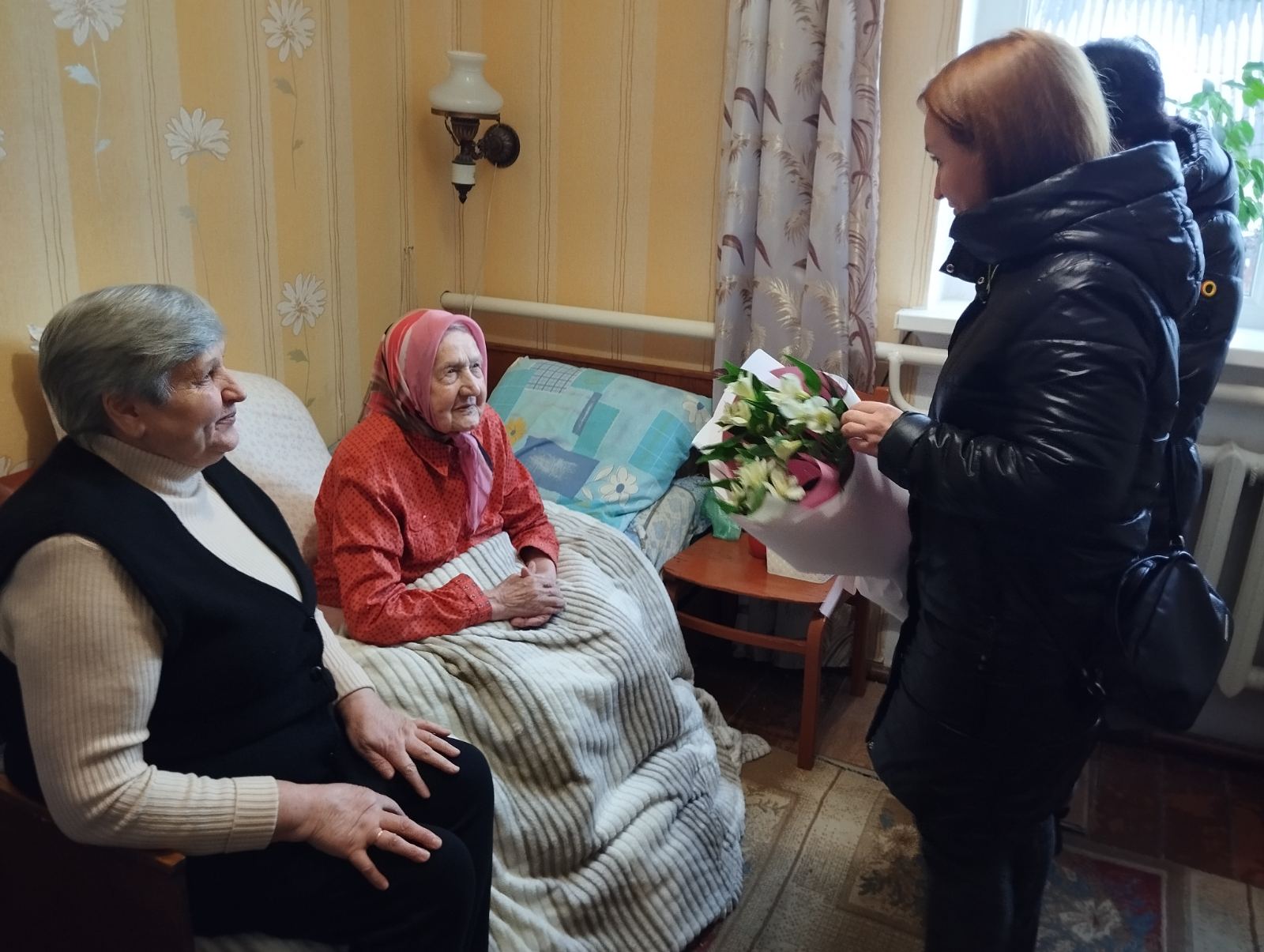 Столетняя пинчанка принимает поздравления