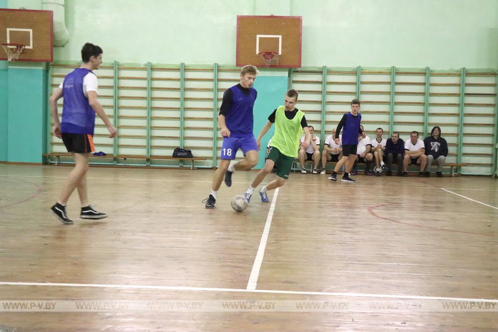 Школьники и милиционеры приняли участие в турнире по мини-футболу