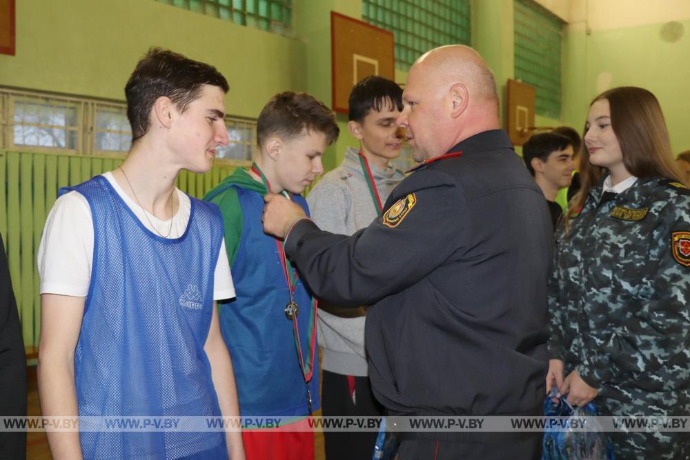 Школьники и милиционеры приняли участие в турнире по мини-футболу