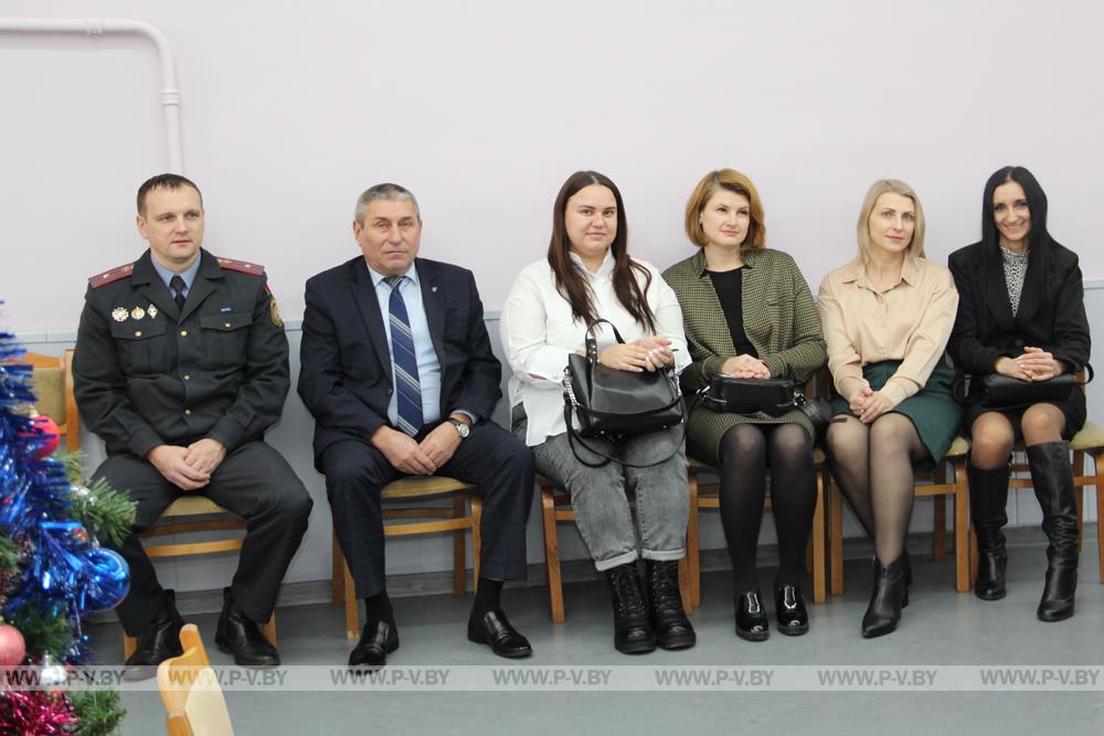 Побывали на новогоднем празднике для детей в территориальном центре социального обслуживания населения г. Пинска